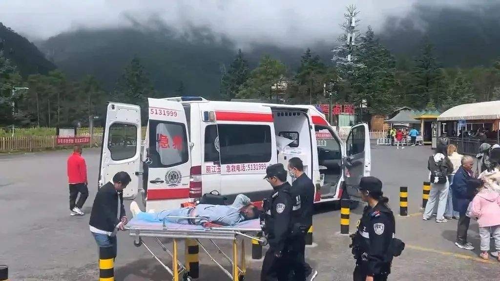 麗江游客打?qū)в问录?，游客被拘?天罰款200是不是處罰太輕了？